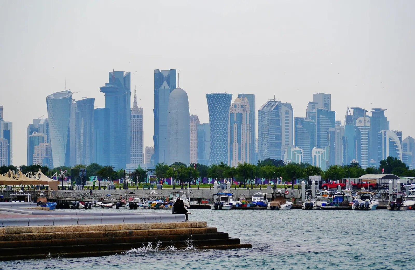 أبراج الخليج الغربي كما تبدو عبر المياه من كورنيش الدوحة